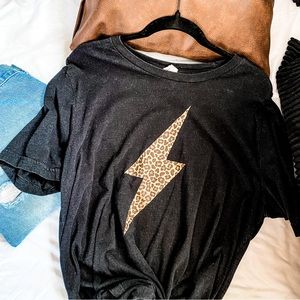 Black leopard lightening bolt graphic tee - XL